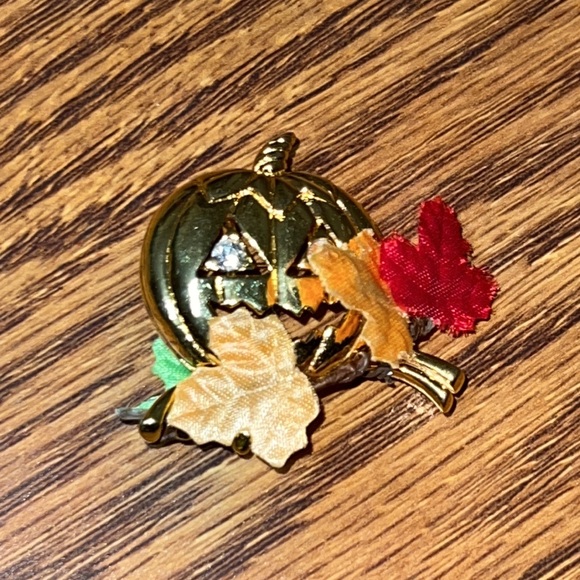 Pumpkin Brooch - Picture 2 of 5